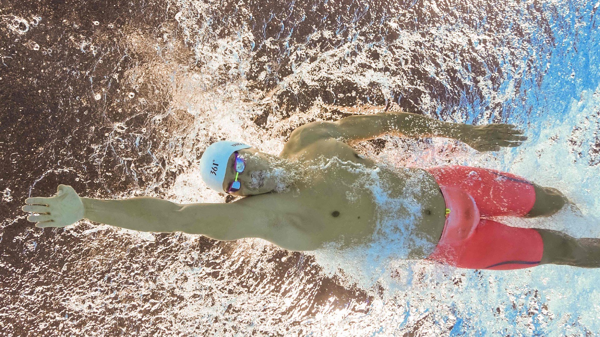 乐鱼体育app官网下载-划破湖面!2025轻艇马拉松震撼开赛,2021陆上赛艇马拉松